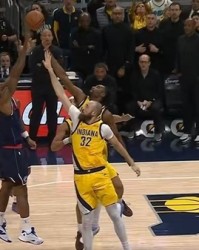 开云电子-影帝级表演！罚球绝杀故意不中，摆烂毫无底线，却会痛扁争冠豪强|步行者|快船|印第安纳步行者队|阿隆·内史密斯|洛杉矶快船队_新浪体育_新浪新闻