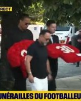 利物浦球员抵达若塔兄弟葬礼现场，范迪克、罗伯逊手拿花圈