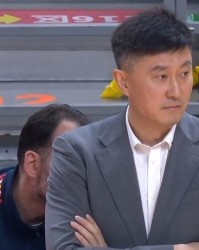 开云官方网站-广东怎么冲冠？2战上海北京狂输71分 全队合计三分60投14中